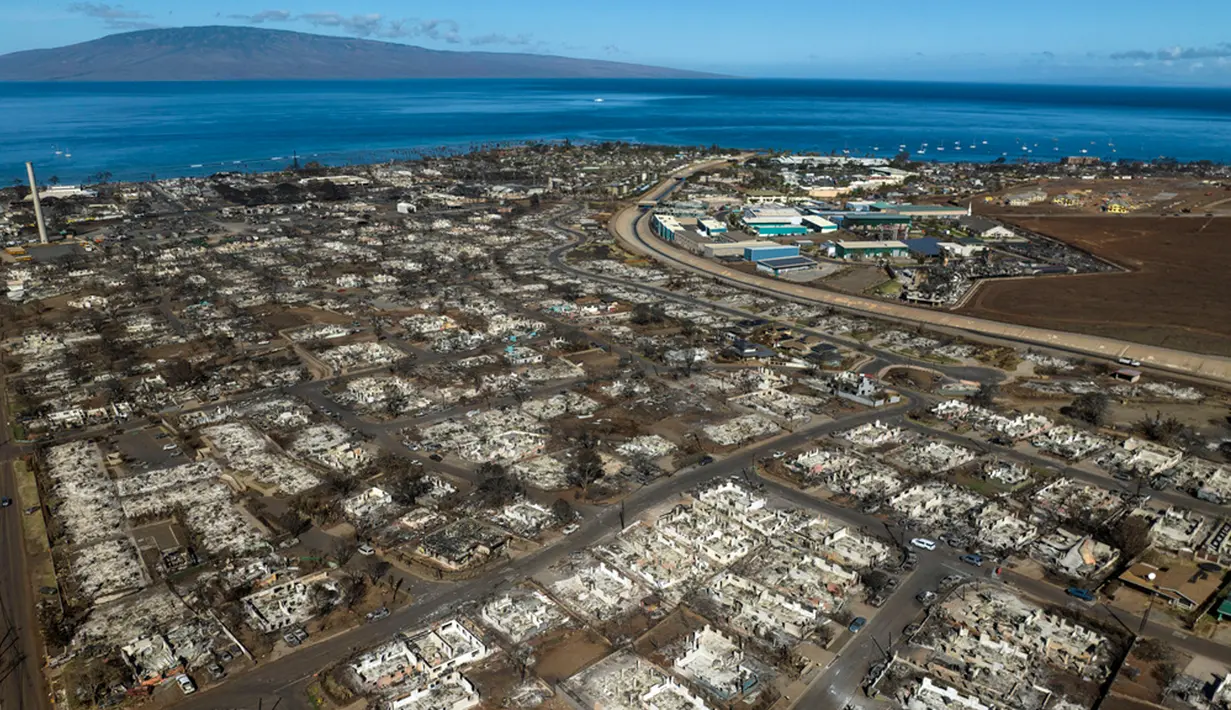 Jumlah korban tewas kebakaran hutan Hawaii masih terus meningkat hingga mencapai 101 orang. Kebakaran tersebut menyambar dengan cepat karena terbawa angin dan sistem peringatan kebakaran hutan di Hawaii dilaporkan tidak berfungsi. (AP Photo/Jae C. Hong)
