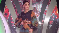 Zaskia Gotik Beri Kado Cincin Berlian untuk Ibunya