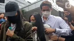 Selebgram Rachel Vennya (tengah) dan kekasihnya Salim Nauderer tiba di Polda Metro Jaya, Jakarta, Kamis (21/10/2021). Rachel memenuhi panggilan Polda Metro Jaya untuk dimintai klarifikasi terkait kasus dugaan kaburnya dari tempat karantina usai pulang dari luar negeri. (Liputan6.com/Herman Zakharia)