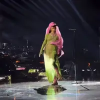 Rihanna tampil dengan gaya nyentrik di pesta jelang pernikahan miliarder India (@rihannasbiiitch)