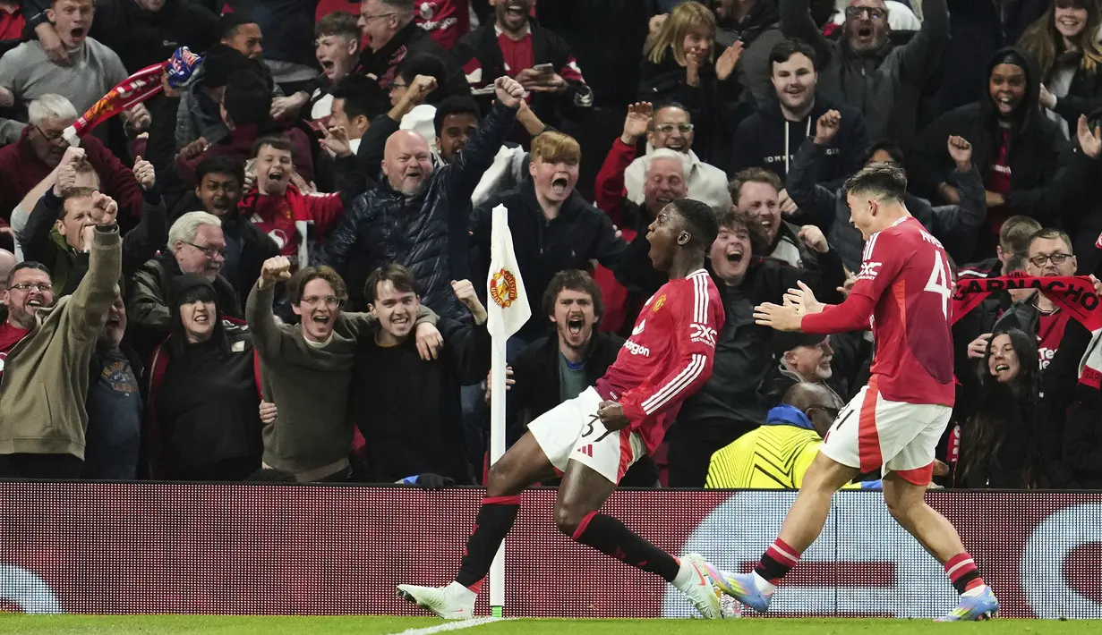 Pemain Manchester United, Kobbie Mainoo (kiri) merayakan gol penyeimbang 4-4 ke gawang Lyon dalam laga lanjutan Liga Europa 2024/2025 di Old Trafford, Manchester, Inggris, Jumat (18/04/2025) dini hari WIB. (AP Photo/Jon Super)