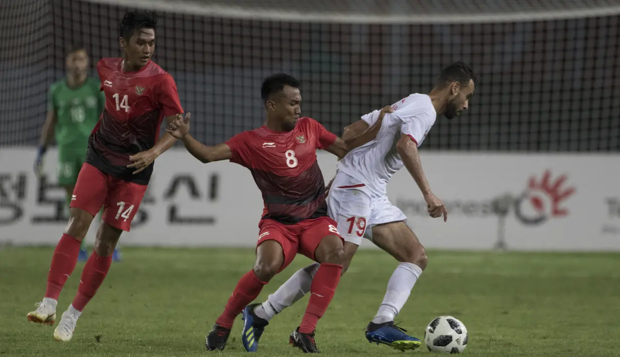 Gelandang Indonesia, Muhammad Hargianto, berebut bola dengan pemain Palestina, Sameh Maraaba, pada laga Asian Games di Stadion Patriot, Jawa Barat, Rabu (15/8/2018). Indonesia takluk 1-2 dari Palestina. (Bola.com/Vitalis Yogi Trisna)