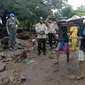 Warga membawa seorang pria yang terluka saat banjir di Ile Ape, di Pulau Lembata, provinsi Nusa Tenggara Timur, Minggu (4/5/2021).  Bencana banjir bandang telah menewaskan lebih dari 70 orang dan puluhan hilang serta membuat ribuan orang mengungsi. (AP Photo/Ricko Wawo)