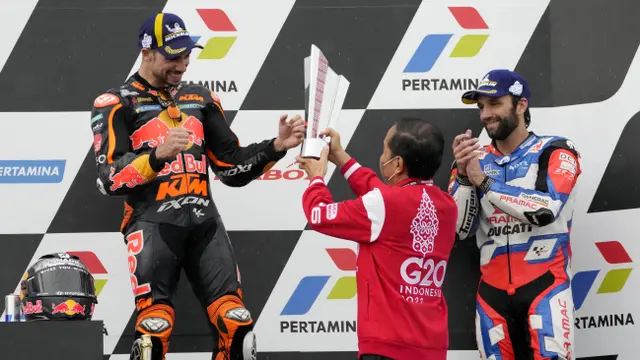 Foto: Jokowi Ditemani Ibu Iriana Hadiri Balapan MotoGP Mandalika 2022