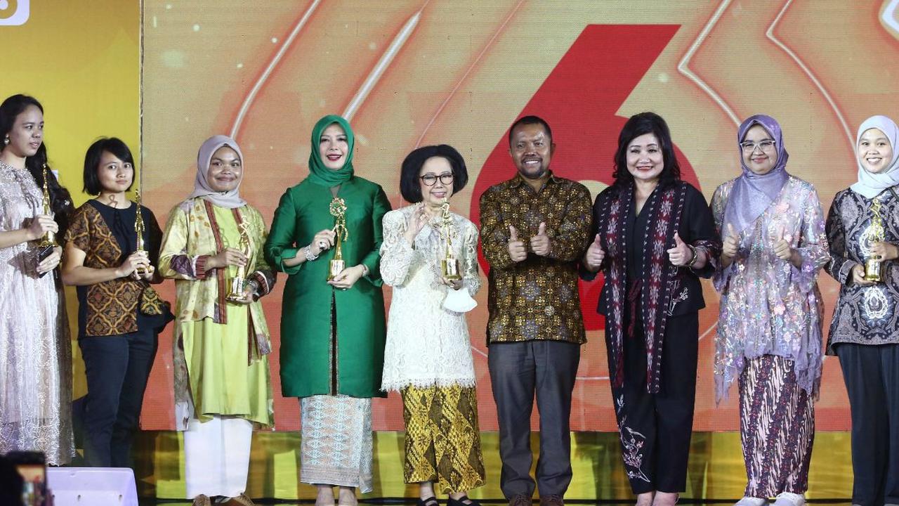 Wakil Komisaris Utama SCM Suryani Zaini bersama Direktur Konten KLY Wenseslaus Manggut dan Pemimpin Redaksi Liputan6.com Irna Gustiawati saat berfoto bersama dengan para penerima penghargaan perempuan hebat Indonesia dalam Anugrah Inspiratif Liputan6.com 
