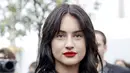 Grace Van Patten tiba menghadiri acara busana ready-to-wear Spring/Summer 2023 Dior yang dipresentasikan di Paris, Selasa, 27 September 2022.  Ia tampil cantik mengenakan setelan jeans biru dengan bibir merahnya. (AP Photo/Lewis Joly)