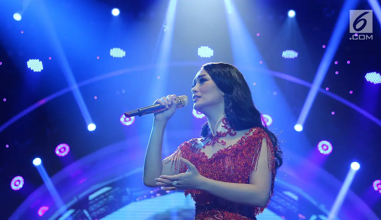 Penampilan penyanyi Zaskia Gotik saat Konser Lebaran yang bertajuk Bidadari Dangdut Zaskia Gotik di Studio 5 Indosiar, Jakarta, Senin (3/7). Konser Zaskia Gotik ini juga menghadirkan Siti Badriah, Duo Anggrek, Via Vallen. (Liputan6.com/Herman Zakharia)