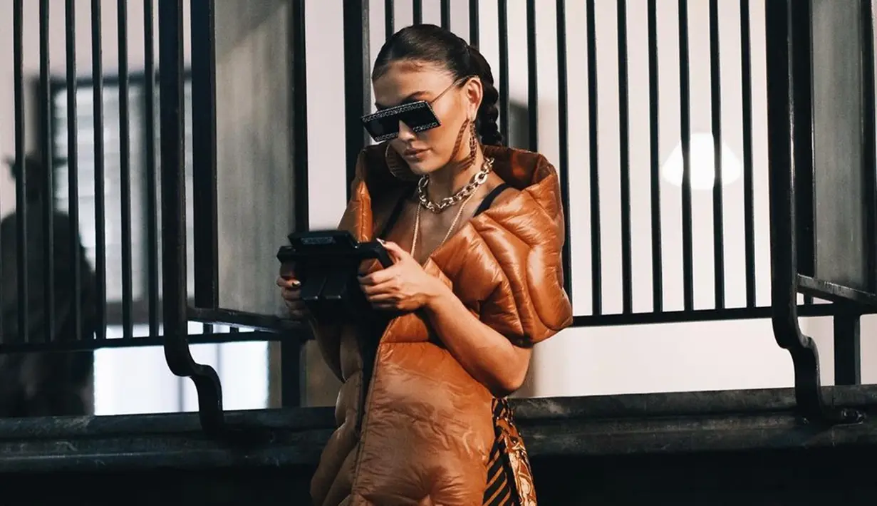 Pelantun lagu Tak Ada Logika ini juga pandai mix and match busana. Seperti kali ini, Agnez Mo mengenakan celana batik yang dipadukan dengan outer berwarna senada. Kacamata yang ia pakai membuatnya makin keren.(Liputan6.com/IG/@agnezmo)
