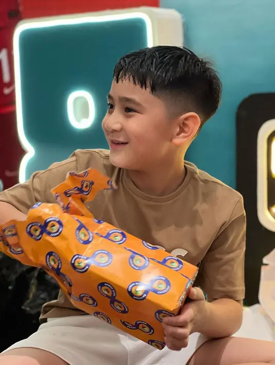 Anak pertama Raffi dan Gigi, Rafathar atau juga kerap disapa Aa itu lahir pada 15 Agustus 2015 lalu. Potret bahagia anak Sultan Andara itu membuka kado. [Instagram/rieta_amilia]