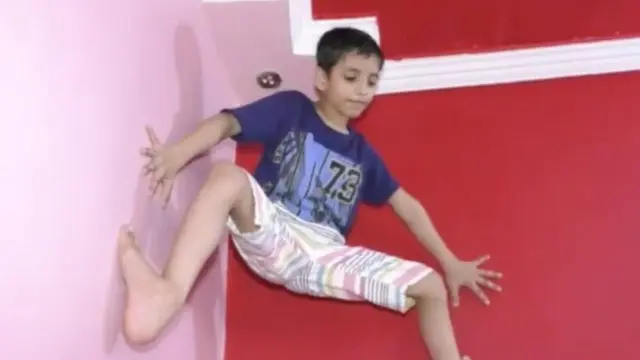 Mampu Panjat Dinding Hanya dengan Tangan dan Kaki, Bocah Ini Disebut ‘Spider Boy’