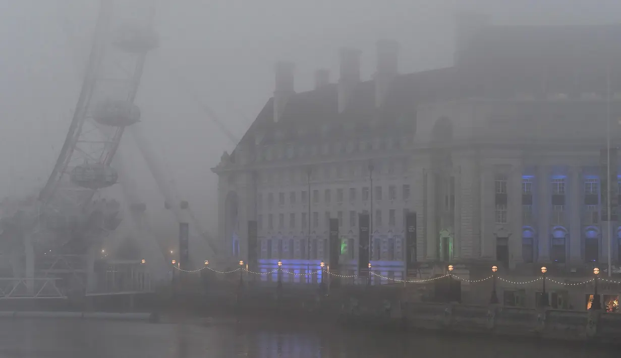 Kawasan gedung Euston tertutup kabut tebal, London, Inggris, Senin (2/11/2015). Akibat kabut penerbangan di seluruh Inggris mengalamai penundaan dan pembatalan. (REUTERS/Stefan Wermuth)