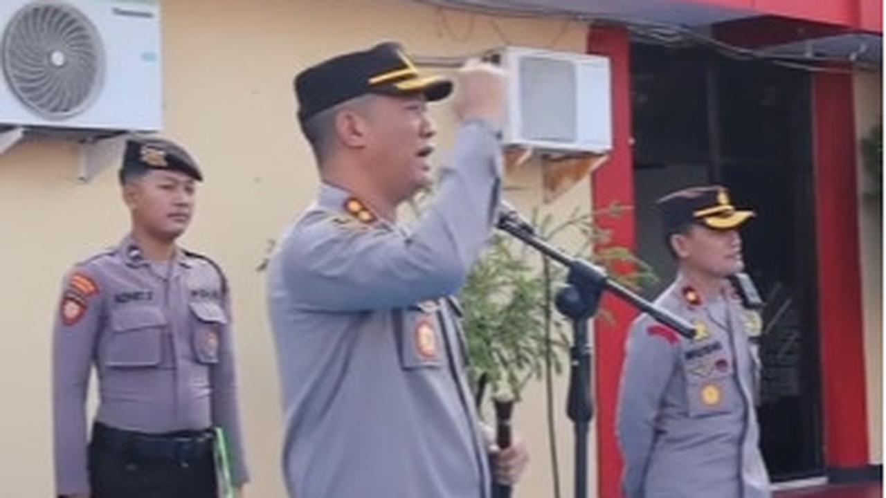 "Coba angkat tangan anggota saya yang sudah menikah," ujarnya.