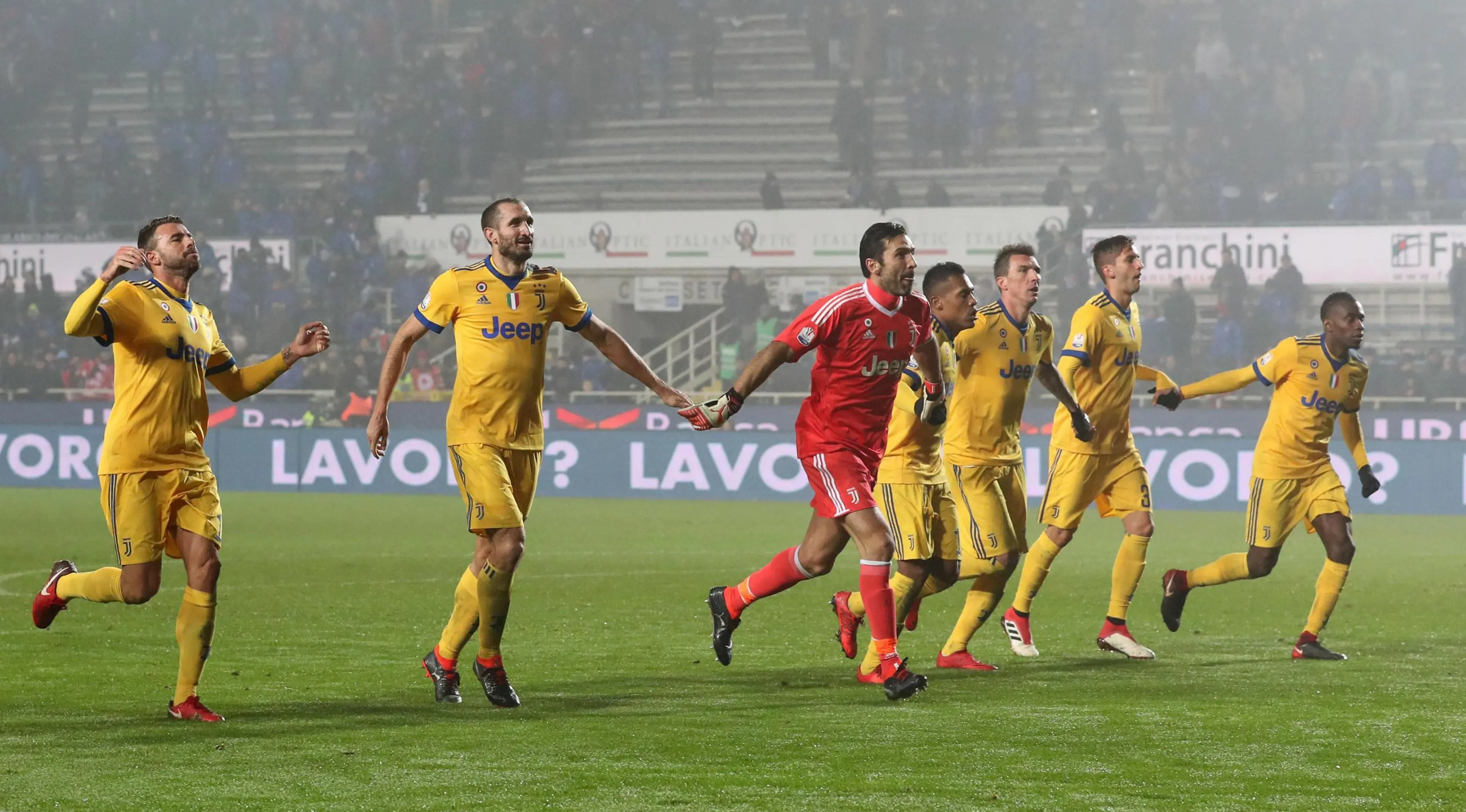 Pemain Juventus berselebrasi usai menang atas Atalanta pada laga leg pertama semifinal Coppa Italia di Atleti Azzurri d'Italia, Rabu (31/1). Gonzalo Higuain menjadi pahlawan kemenangan Juventus setelah mencetak satu-satunya gol. (Paolo Magni/ANSA via AP)