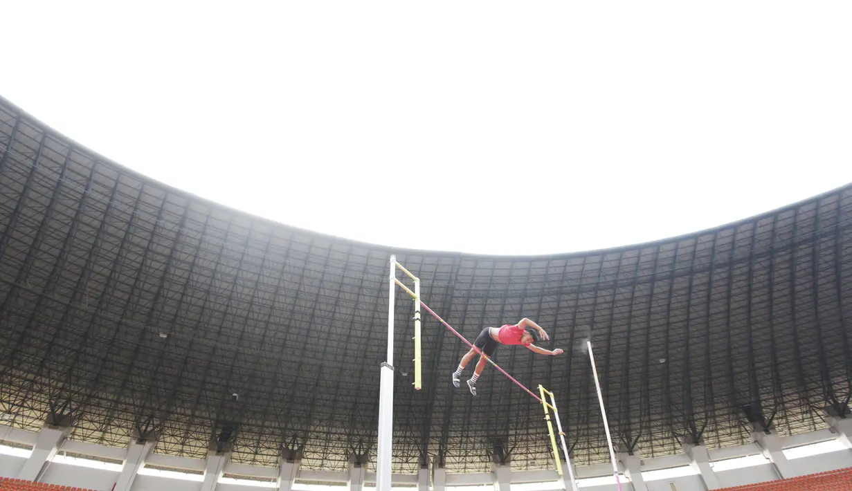 Atlet Jawa Barat, Idan Fauzan, melakukan lompatan saat Kejurnas Atletik nomor lompat tinggi galah U-20 putra di Stadion Pakansari, Bogor, Selasa (6/8/2019).  Kejurnas tahun ini juga dilakukan untuk kualifikasi menjelang PON. (Bola.com/Vitalis Yogi Trisna)
