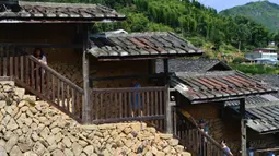 Sejumlah turis mengunjungi Aijing Zhuang, sebuah desa bersejarah yang dikelilingi benteng, di Tongan, Wilayah Yongtai, Provinsi Fujian, China, 19 Juli 2020. Beragam kebijakan telah diterapkan guna melestarikan desa-desa bersejarah di Wilayah Yongtai. (Xinhua/Wei Peiquan)