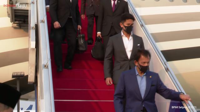 Sultan Brunei Hassanal Bolkiah dan didampingi putranya, Abdul Mateen tiba di Jakarta pada Jumat (23/4) untuk menghadiri ASEAN Leaders' Meeting yang digelar di kantor Sekjen ASEAN pada Sabtu (24/4).