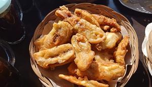 Pisang goreng tepung sambal roa di Desa Wisata Budo. (dok. Liputan6.com/Dinny Mutiah)