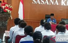 Bupati Biak Ajak Siswa SRMA 41 Biak Lanjutkan Perjuangan Pahlawan Lewat Pendidikan