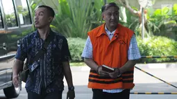 Anggota Komisi VIII DPR Fraksi Golkar nonaktif Markus Nari (kanan) dikawal petugas saat tiba di Gedung KPK, Jakarta, Jumat (3/5/2019). Markus Nari diperiksa untuk pelengkapan berkas terkait kasus dugaan korupsi proyek pengadaan e-KTP. (merdeka.com/Dwi Narwoko)