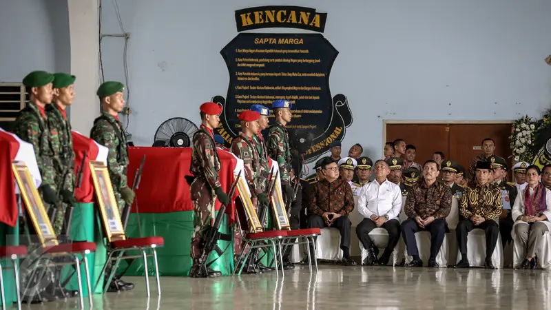 20160322-Jokowi memberikan penghormatan terakhir kepada 13 Jenazah Heli Jatuh