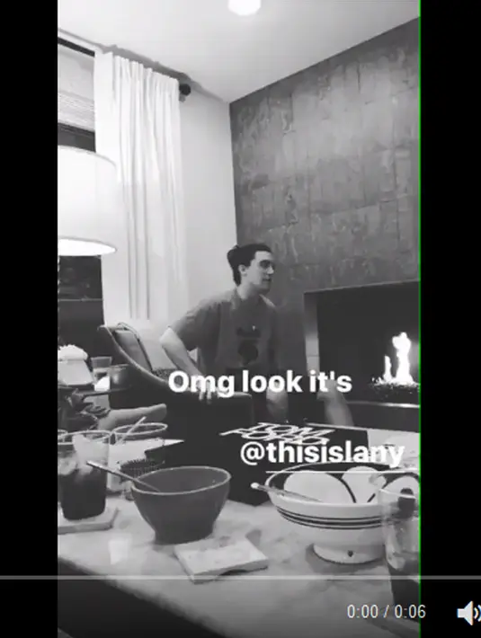 Melansir Aceshowbiz.com, Selena Gomez mengunggah foto dan video di akun Instagramnya, Minggu (5/2), dan menunjukan ia dan teman-temannya sedang menyaksikan acara Super Bowl di televisi. (doc.aceshowbiz.com)