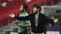 Reaksi pelatih Timnas Indonesia Shin Tae-yong di pinggir lapangan pada pertandingan leg kedua semifinal Piala AFF 2020 melawan Singapura di Singapura Stadium, Sabtu, 25 Desember 2021. (AP Photo/Suhaimi Abdullah)