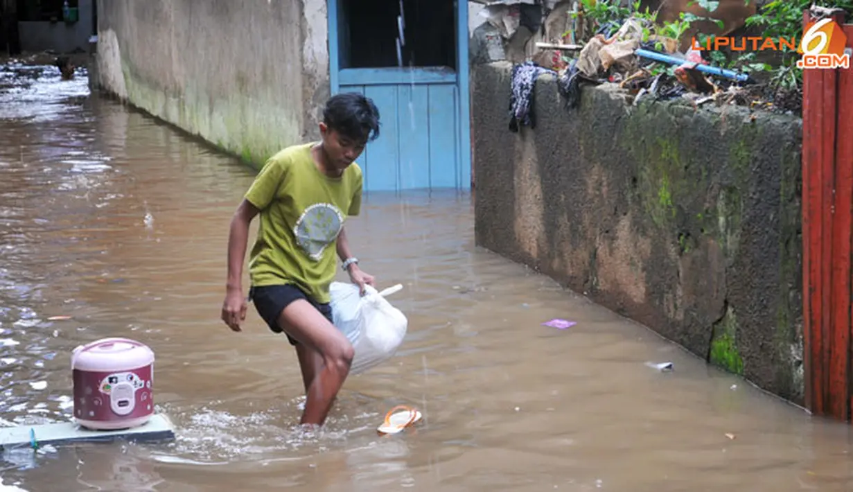 Warga terlihat mengevakuasi barang. (Liputan6.com/Abdul Azis Prastowo)
