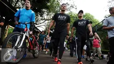 Bakal calon gubernur DKI Jakarta, Agus Harimurti Yudhoyono (tengah) berjalan santai bersama di Area Kebun Binatang Ragunan Jakarta, Minggu (9/10). Selain olahraga, AHY juga melakukan bersosialisasi dengan warga. (Liputan6.com/Helmi Fithriansyah)