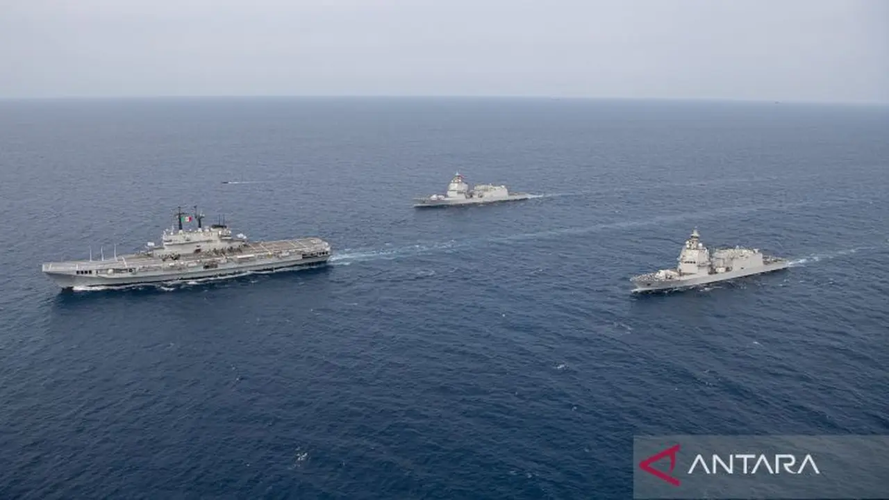Kapal induk ITS Giuseppe Garibaldi-551 (kiri) berlayar bersama KRI Brawijaya-320 (kedua kanan) dan KRI Prabu Siliwangi-321 di Perairan Bangka, Bangka Belitung, Kamis (17/9/2026). (ANTARA FOTO)