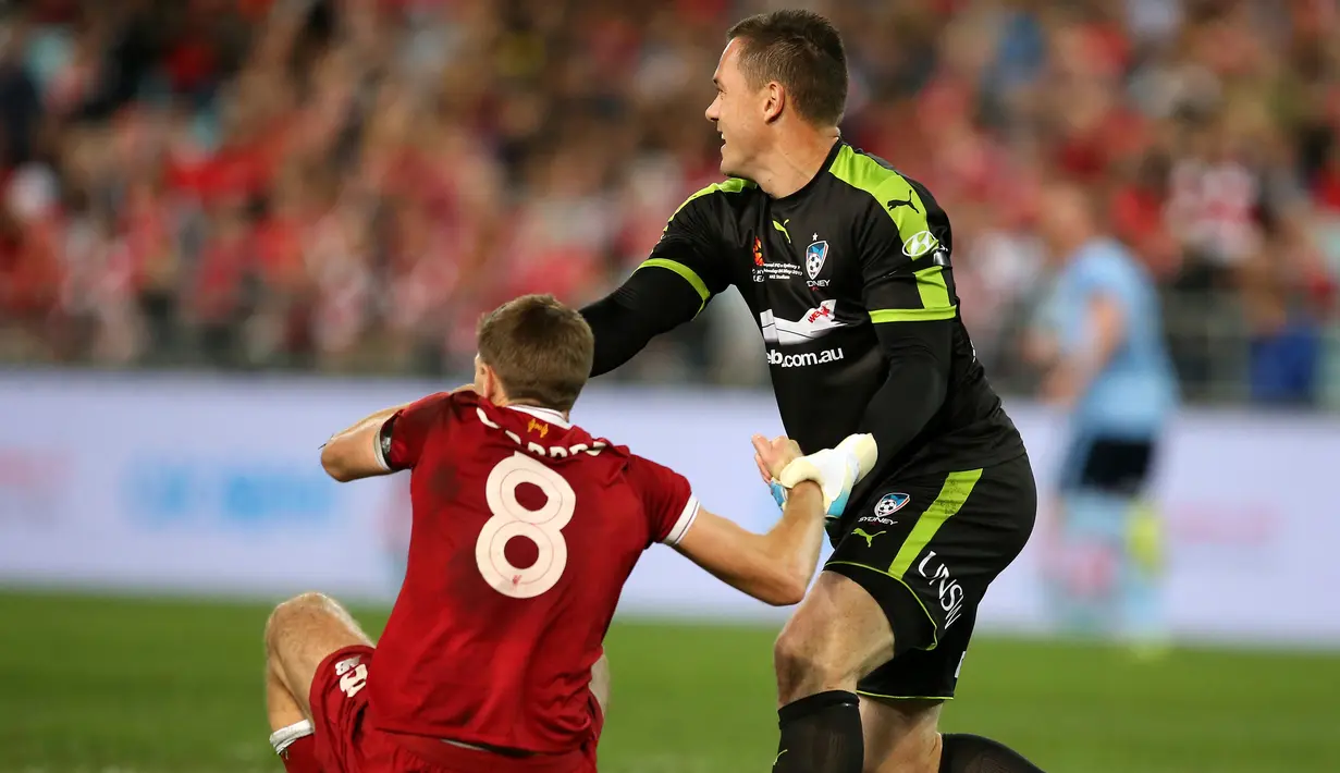 Penjaga gawang Sydney FC, Danny Vukovic membantu Steven Gerrard saat pertandingan persahabatan di Sydney, Australia (24/5). Dalam pertandingan ini Liverpool FC berhasil menang 3-0 atas Sydney FC. (AP Photo / Rick Rycroft)