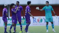 Para pemain Persita Tangerang merayakan hasil imbang 1-1 melawan Bali United usai berakhirnya laga matchday ke-3 Grup D Piala Menpora 2021 di Stadion Maguwoharjo, Sleman, Jumat (2/4/2021). (Bola.com/M Iqbal Ichsan)