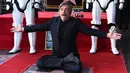 Pemeran Luke Skywalker dalam film "Star Wars", Mark Hamill berpose saat dianugerahi Hollywood Walk of Fame di Los Angeles (8/3). (Jordan Strauss / Invision / AP)