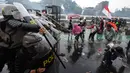 Untuk mengurai massa, aparat keamanan menembakkan gas air mata yang membuat para mahasiswa banyak yang bergerak meninggalkan area depan gedung MPR, DPR dan DPD, Jakarta, Kamis (28/8/2025) sore. (merdeka.com/Arie Basuki)