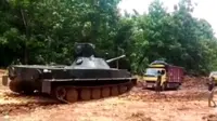 Tank Marinir TNI Derek Truk Barang. (Instagram/@tnilovers18)