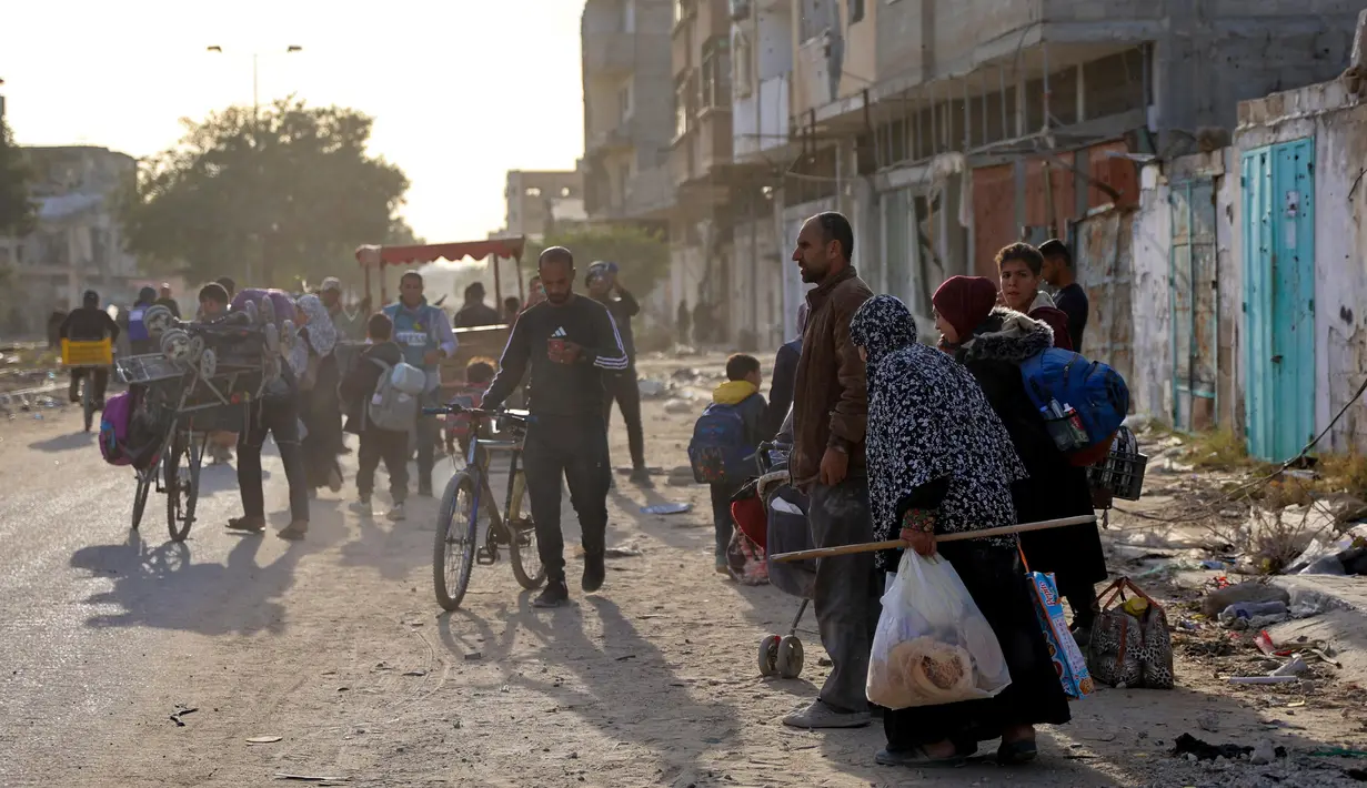 Militer Israel kembali melakukan serangan terhadap bangunan permukiman penduduk Palestina di Beit Lahiya, Gaza, pada Minggu (17/11/2024). (Omar AL-QATTAA/AFP)