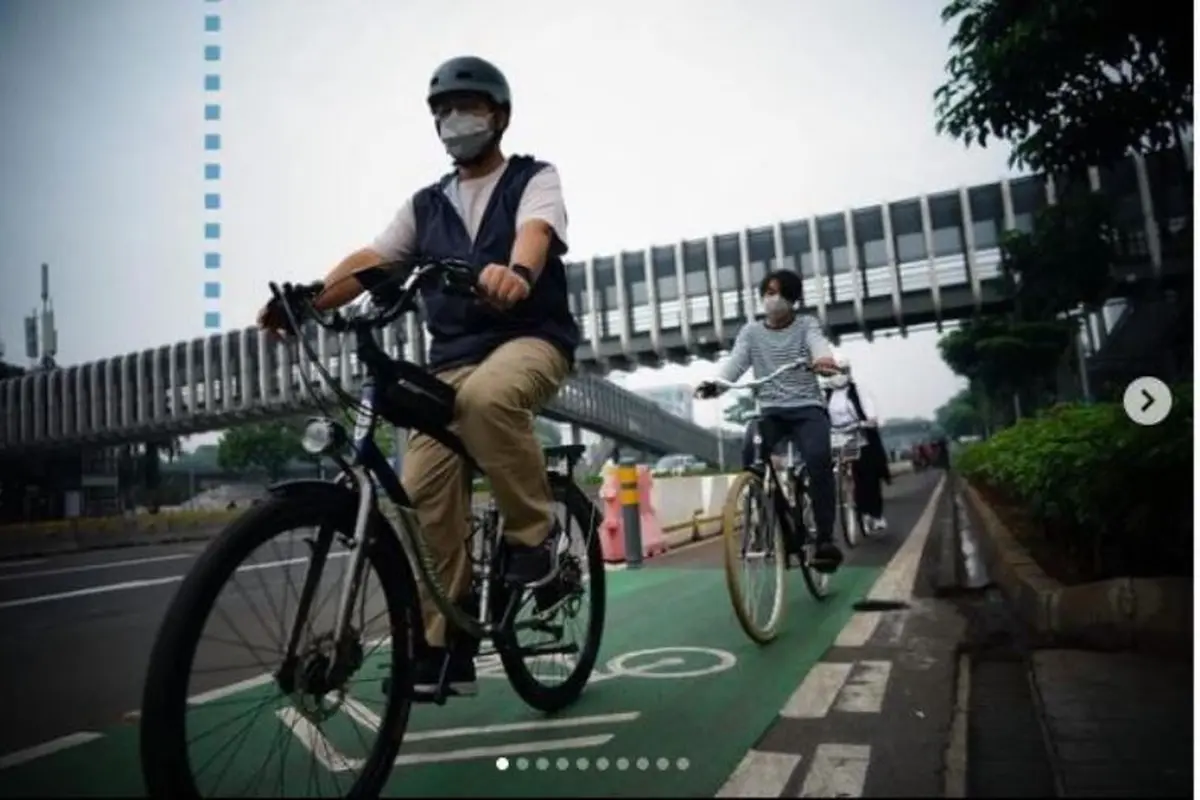Anies Baswedan Gowes Bareng Keluarga, Warganet Singgung Jalur Sepeda