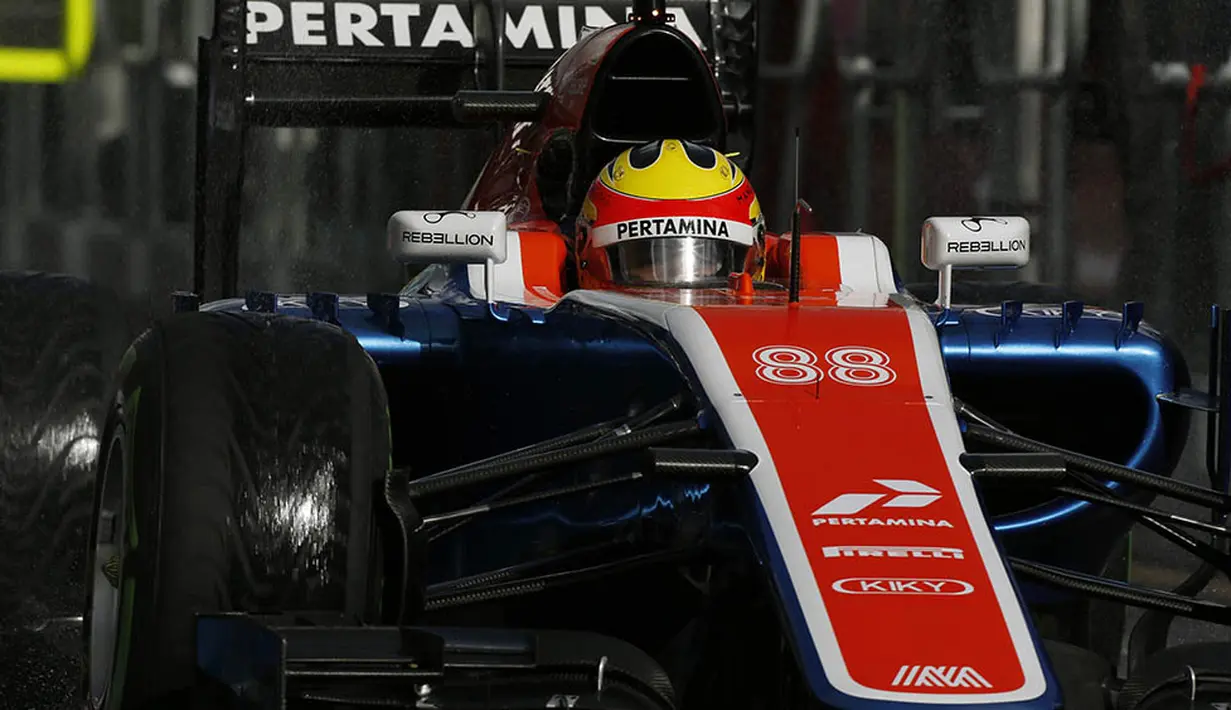 Pebalap Manor Racing, Rio Haryanto, bersiap meninggalkan pits saat latihan bebas kedua di Sirkuit Albert Park, Australia, Jumat (18/3/2016). Meski peringkat meningkat namun catatan waktu Rio menurun dibanding sesi pertama. (Reuters/Brandon Malone)