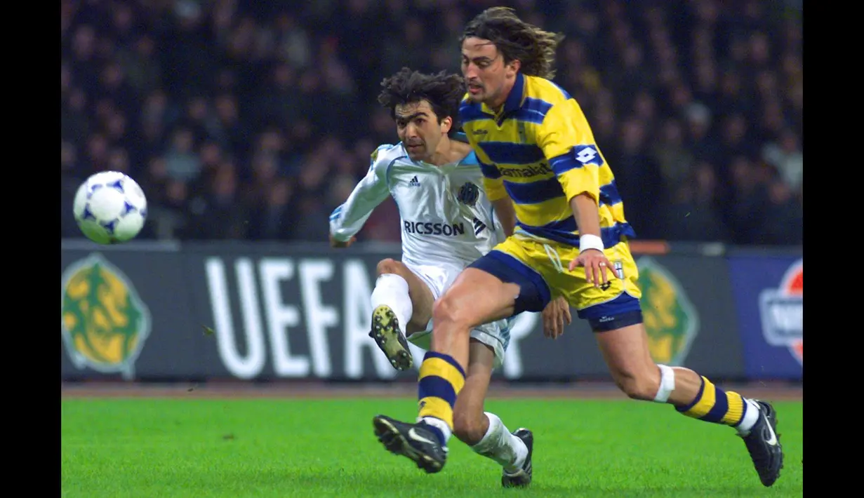 Dino Baggio (kanan) tampil bersama Parma sejak tahun 1994 hingga 2000. Gelandang multi peran itu tercatat telah bermain sebanyak 240 laga dengan mencetak 27 gol dan 7 assist. Ia juga sukses membawa 4 trofi menuju Il Tardini. (AFP/Boris Horvat)