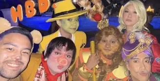 Fadil Jaidi dan Keanu tampil totalitas, Keanu mengenakan kostum Cut Pat Kai lengkap dengan hidung babi dan perut buncit. Fadil mengenakan kostum Song Go Kong lengkap dengan rambut dan jenggot berbulu. [@fadiljaidi]