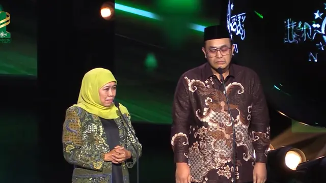 Gilang Dirga menirukan sosok mendiang Abdurrahman Wahid alias Gus Dur, di acara Malam Anugerah Satu Abad Nadhlatul Ulama (NU)
