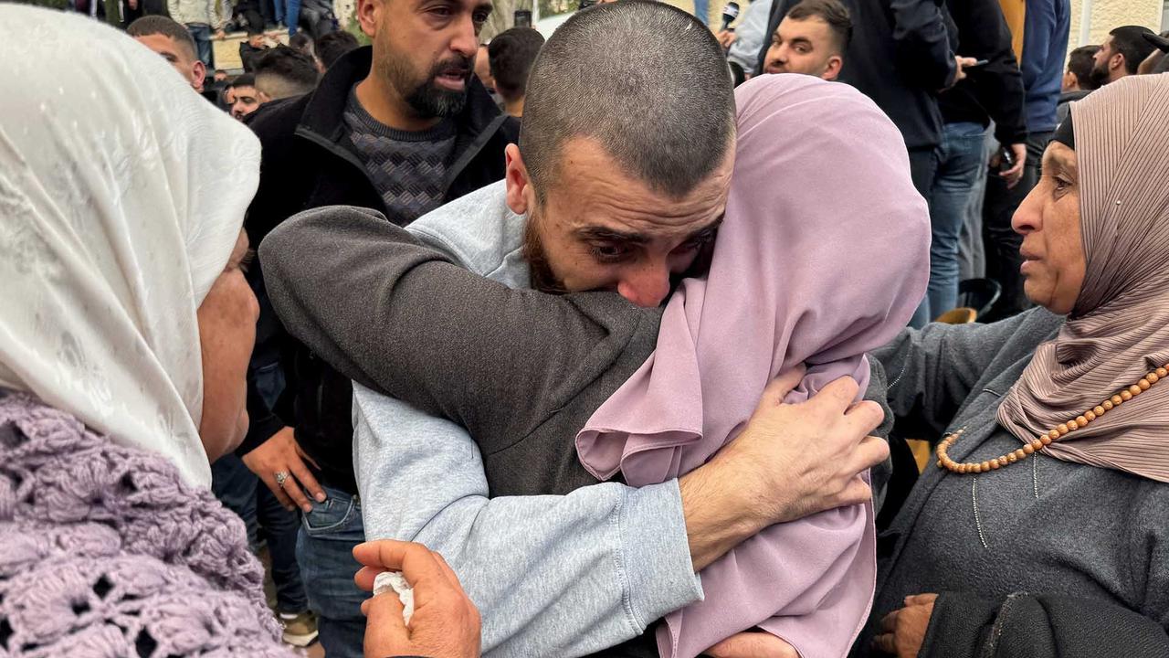 Tangis Haru Pertukaran Sandera Palestina-Israel