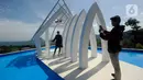 Wisatawan berfoto saat mengunjungi tempat wisata yang Instagrammable di kawasan Puncak Dua, Sukamakmur, Bogor, Jumat (6/1/2023). Meski kawasan Puncak Dua belum dikembangkan secara maksimal oleh Pemkab Bogor dan pemerintah pusat, warga seputar Jabodetabek dan Cianjur tetap antusias mengunjungi kawasan ini sebagai tempat wisata alternatif selain kawasan Puncak dan sekitarnya yang selalu didominasi kemacetan lalu lintas. (merdeka.com/Arie Basuki)