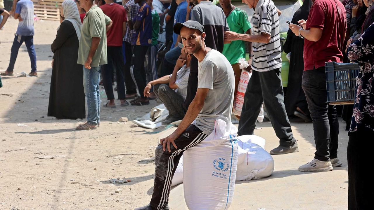 FOTO: Sekarung Tepung Harapan di Tengah Krisis Pangan  di Gaza yang Makin Parah