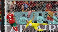 Achraf Hakimi mengirim Maroko ke perempat final Piala Dunia 2022 pertama dengan penalti Panenka. (Dok. The Sun)