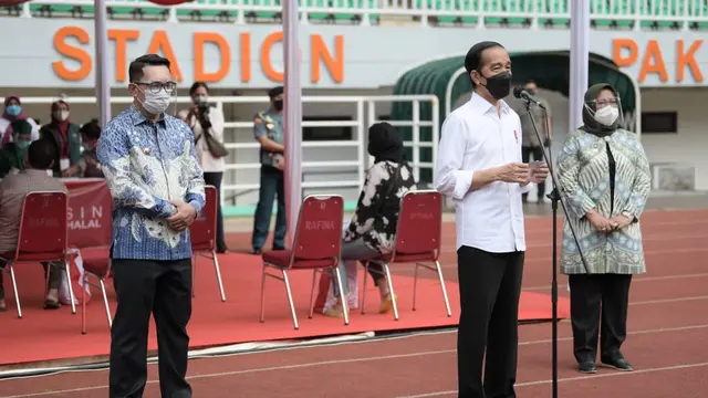 Tinjau Vaksinasi Massal di Stasiun dan Stadion Pakansari