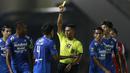 Pemain Persib Bandung, Bayu Fiqri mendapat kartu kuning saat melawan Persija Jakarta pada laga kedua final Piala Menpora 2021 di Stadion Manahan, Solo, Minggu (25/4/2021). (Bola.com/M Iqbal Ichsan)