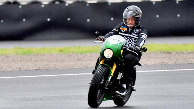 Presiden Jokowi saat menjajal Sirkuit Mandalika di Nusa Tenggara Barat, Jumat (12/11/2021)