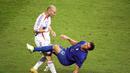 Gelandang Prancis, Zinedine Zidane, menanduk bek Italia, Marco Materazzi, saat final Piala Dunia 2006 Stadion Olympic, Berlin, Jerman (9/7/2006). Tandukan tersebut menjadi salah satu momen ikonik pada ajang Piala Dunia 2006. (AFP/John Macdougall)