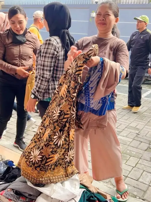 Diserbu Warga, Ini 7 Potret Ayu Ting Ting Gelar Bazar Pakaian Bekas di Rumah
