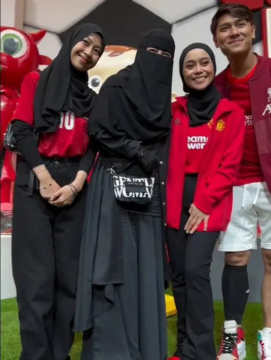 "Khusus abang L ummi dtg pakai jersey minjem ma mantu😂 utg item jerseynya dan ketutup outer jd gak keliatan," tulis Umi Pipik sebagai caption videonya. [Instagram/_ummi_pipik_]